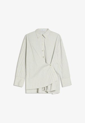 Hosszú ujjú, gombos ing világos bézs, kék és fehér vékony függőleges csíkokkal, aszimmetrikus réteges elülső dizájnnal.