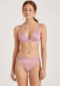 Lichtroze lingerie set met een driehoekige bralette met kantaccenten en verstelbare bandjes, gecombineerd met bijpassende bikini-stijl slipjes.