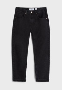 Jeans de mezclilla negra con corte recto, que cuentan con herrajes de tono cobre, cinco bolsillos y una textura ligeramente desgastada.