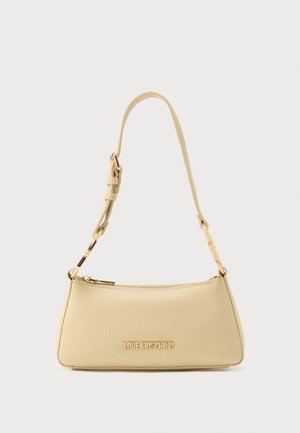 Sac à main en cuir texturé jaune avec un logo doré, une fine sangle ajustable et une fermeture éclair. Design de style pochette avec une forme angulée.