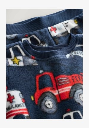 Flisasti gornji dio pidžame s tamnoplavom pozadinom, s uzorcima šarenih vatrogasnih kola i ambulantnih vozila. Rebrasti tamnoplavi ovratnik. Mekana tekstura.