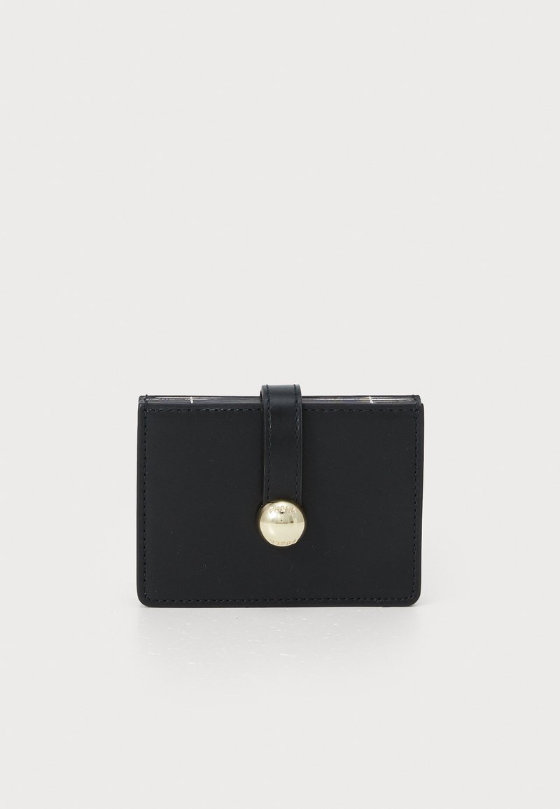 Portafoglio in pelle nera con una texture liscia, dotato di una patta frontale, chiusura a pulsante color oro e bordi cuciti per una maggiore durata.