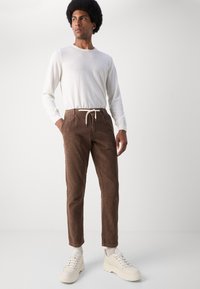 Lindbergh CROPPED PANTS - Παντελόνι - deep brown