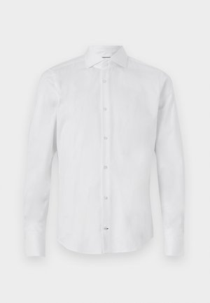 Bílá košile s dlouhým rukávem, vyrobená z hladké tkaniny; má klasický límec, zapínání na knoflíky a zakulacený lem.