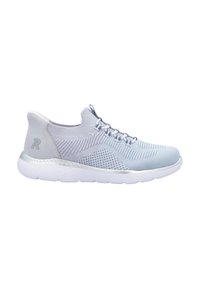 Scarpe atletiche azzurro chiaro con tomaia in maglia, motivi testurizzati, lacci elastici e suola in gomma bianca. Dettagli argentati sul tallone.