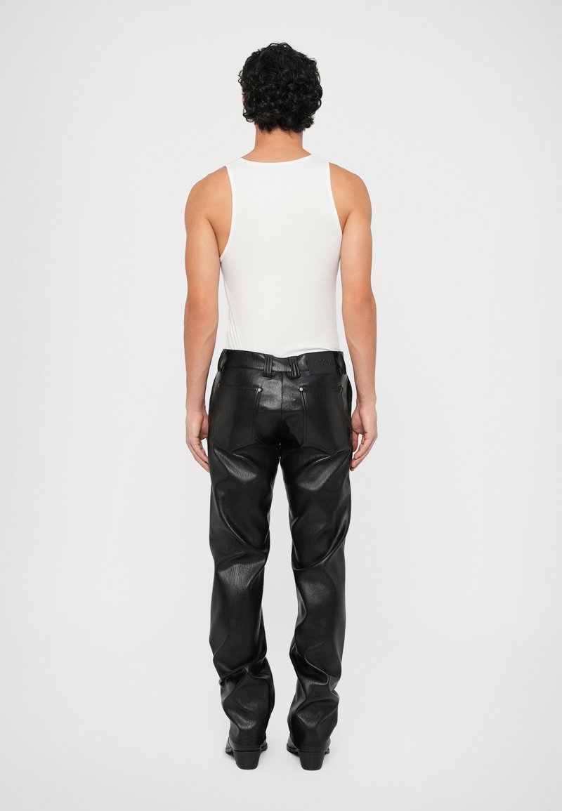 Zwarte leren broek met zichtbare naden, een gladde textuur en een losse pasvorm. De broek heeft een klassieke tailleband met riemlussen.
