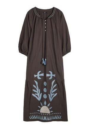 Brązowa sukienka bawełniana z rękawami typu puff trzy czwarte, haftowane niebieskie wzory ptaków, liści i słońca z przodu, z frędzlami jako akcentami.