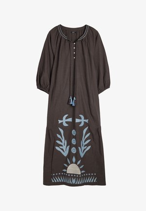 Brązowa sukienka bawełniana z rękawami typu puff trzy czwarte, haftowane niebieskie wzory ptaków, liści i słońca z przodu, z frędzlami jako akcentami.