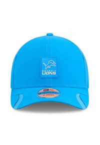 Adjustable cap in bright blue fabric, featuring a square patch with "Detroit Lions" text and logo. Smooth texture, structured shape, curved brim.