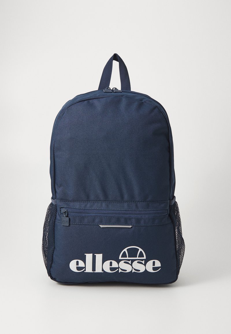 Jūrinės spalvos kuprinė pagaminta iš audinio, su užtrauktuku uždaromu pagrindiniu skyriumi, priekinėmis kišenėmis ir tinklelinėmis šoninėmis kišenėmis. Priekyje turi baltą logotipą.