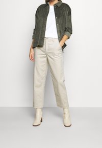 someday. Tygbyxor - off-white