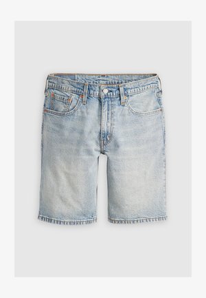 Lette denimshorts i lyseblå vask, med fem lommer, knappestengning, beltestropper og frynset kant. Stoffet har en myk og slitt tekstur.