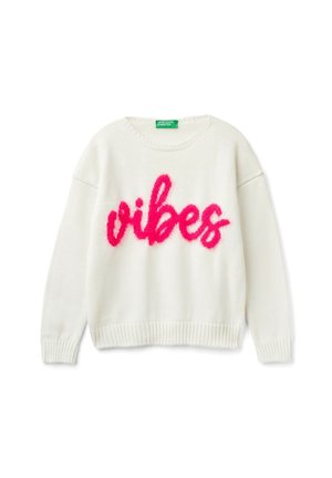 Pull en maille blanc à manches longues avec le mot « vibes » en grandes lettres duveteuses rose vif sur le devant.