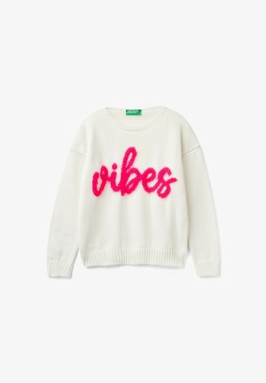 Pull en maille blanc à manches longues avec le mot « vibes » en grandes lettres duveteuses rose vif sur le devant.
