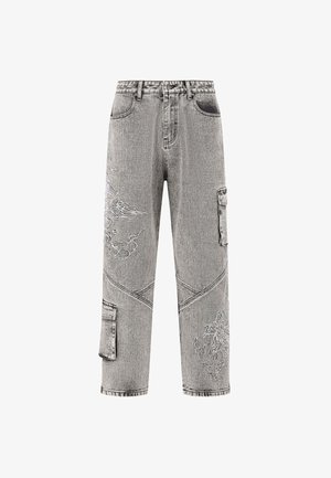 Grijze denim cargo broek met geborduurde drakenontwerpen, brede pijpen en meerdere zakken. Heeft een hoge taille en contrasterende stiksel.