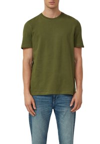 Olijfgroene T-shirt met korte mouwen van katoen, voorzien van een ronde hals en rechte snit, gecombineerd met lichtblauwe spijkerbroek.