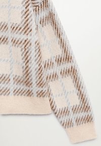 Pull en maille beige avec motif écossais marron et bleu clair, doté de poignets et d'un ourlet côtelés.
