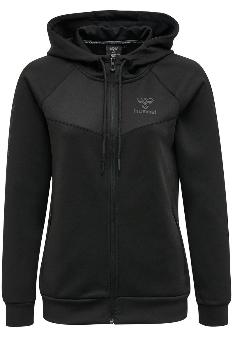 Sort zip-up hættejakke med snørrelse til hætten, blødt stof, tætsiddende design, logo på brystet og lommer på hver side.