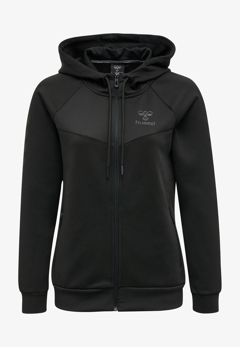 Sort zip-up hættejakke med snørrelse til hætten, blødt stof, tætsiddende design, logo på brystet og lommer på hver side.