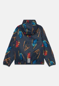 Windbreaker-Jacke aus leichtem Stoff, mit einem dunkelblauen Hintergrund, auf dem bunte Cartoon-Ninja-Designs abgebildet sind, sowie einer Kapuze.