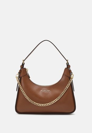 Sac à main en cuir marron Michael Kors avec détail chaîne dorée et bandoulière simple sur un fond clair uni.