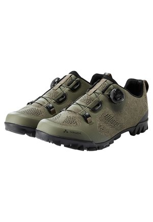 Duurzame fietsschoenen met een olijfgroene mesh bovenkant, zwarte accenten, Boa-sluitsysteem en robuuste zwarte rubberen buitenzool voor grip.