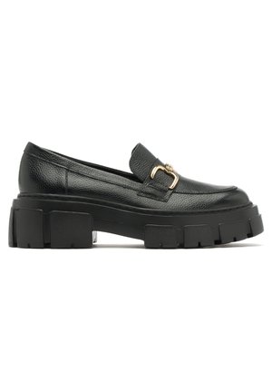Sorte læderloafers med en chunky sort platformsål, der har en guldbuckle på fronten og teksturerede overfladedetaljer.