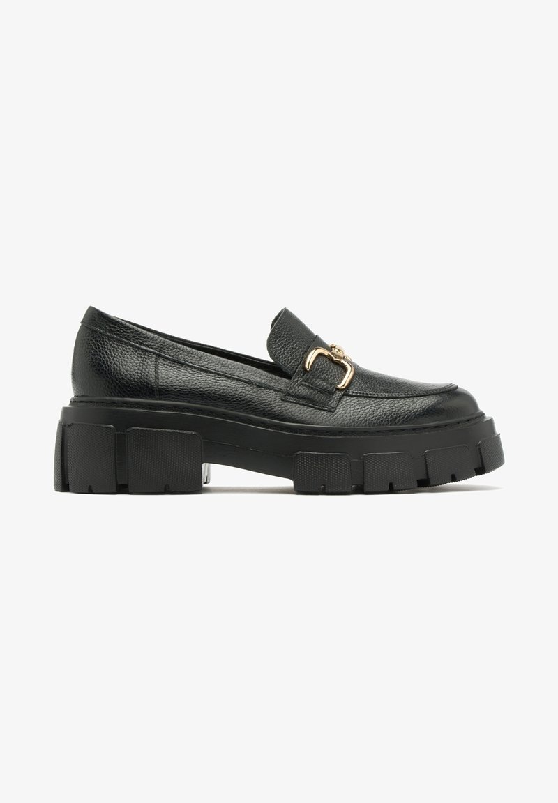 Mocassins en cuir noir avec une semelle plateforme noire épaisse, ornés d'une boucle dorée sur le cou-de-pied et de détails de surface texturés.