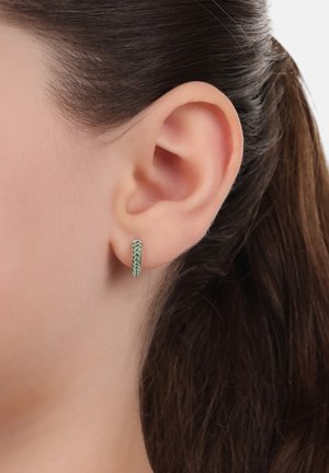 Grüne Edelsteinohrringe mit einem linearen Design, die mehrere kleine, runde Steine in einer schlanken Metallbasis präsentiert.