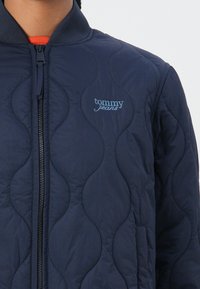 Tommy Jeans ONION QUILT JACKET - Light jacket - dark night navy