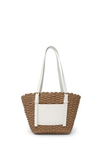 Sac en paille tissé avec des accents en cuir synthétique crème, doté de deux poignées robustes et d'un panneau rectangulaire blanc à l'avant.