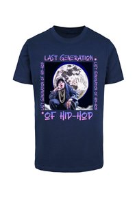 Navy blå bomull T-skjorte med grafisk trykk av en person i hetteklær, omgitt av en måne, med teksten: "SISTE GENERASJON AV HIP-HOP."