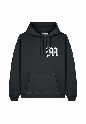 Schwarzer Hoodie mit einer Fronttasche, der ein großes, stilisiertes weißes "M"-Logo auf der Brust trägt. Hergestellt aus weichem Stoff, mit Kordelzugkapuze.