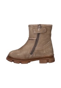 Bruine suede enkellaarzen met een zijrits en een klittenbandsluiting. Dikke bruine rubberen zool met textuuraccenten. Glad leren oppervlak.