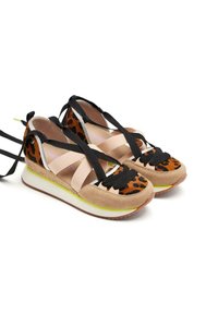Sneaker con stampa leopardata, dotate di cinturini rosa e lacci neri. Presentano una tomaia beige testurizzata, una suola intermedia bianca e un accento verde sulla suola.
