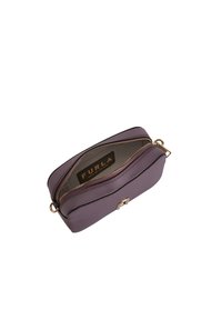 Borsa a tracolla in pelle viola con chiusura zip, hardware dorato e texture liscia. L'interno presenta l'etichetta del marchio e un ampio scomparto.
