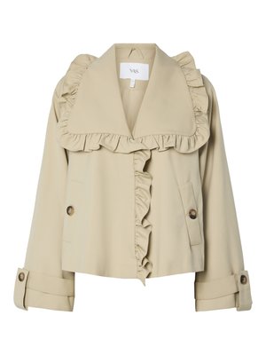 Beige cropped takki, jossa on röyhelökaulus ja etuosa. Varustettu napituksella ja käännetyillä hihoilla, valmistettu sileästä kankaasta.
