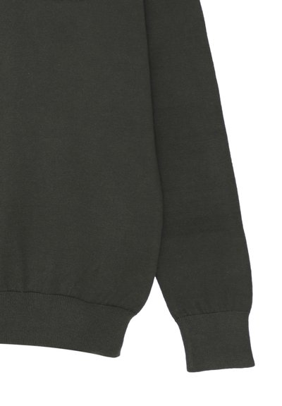 Maglione lavorato a maglia verde scuro con maniche lunghe, polsini a coste e un design semplice. Texture morbida senza motivi o accenti visibili.