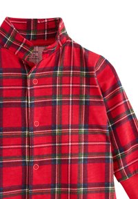 Camicia button-up a quadri rossi con colletto alla mandarino, con accenti blu navy, verdi e bianchi in un motivo a scacchi. Tessuto morbido.