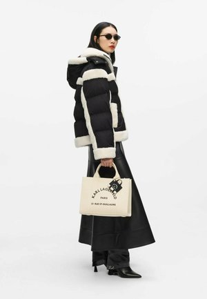 KARL LAGERFELD, KARL LAGERFELD SHOPPER RUE ST-GUILLAUME MEDIUM SQUARE CHARM - Sac à main - natural