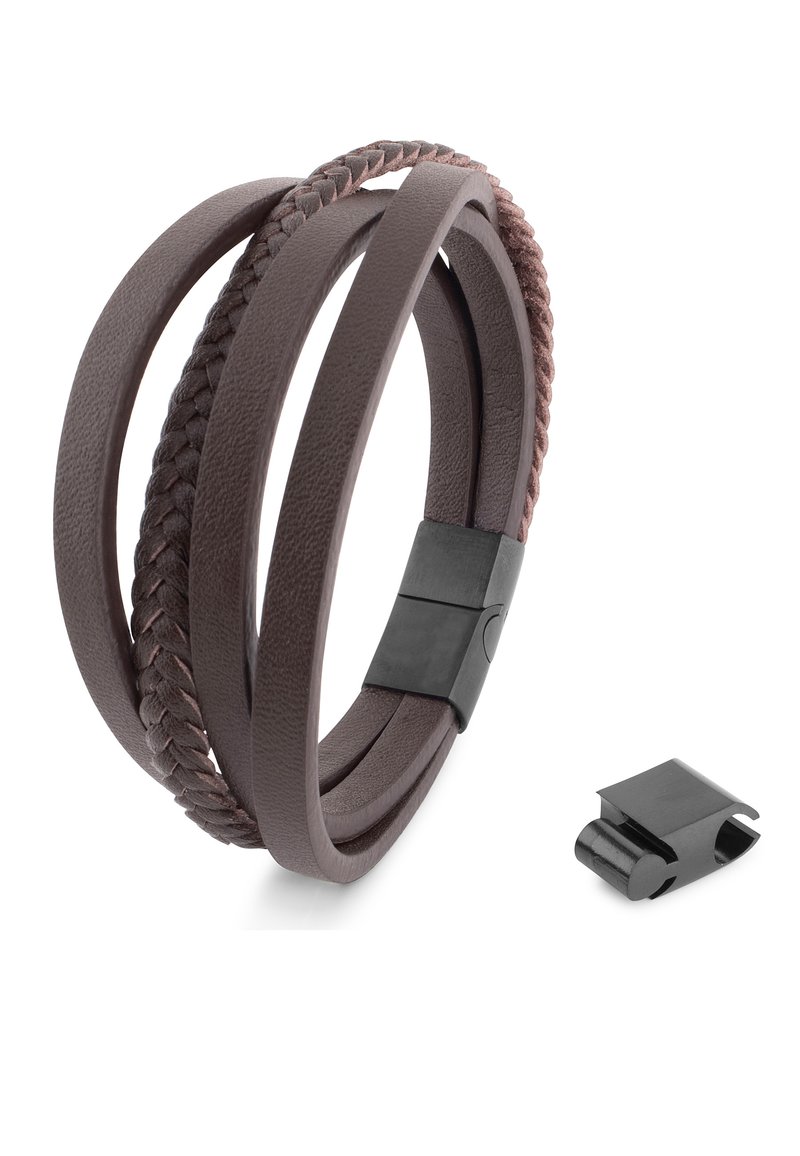 Pulsera de cuero marrón con tres hebras: dos lisas y una trenzada. Incluye un cierre negro para un ajuste seguro. Acabado texturizado.