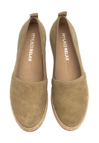 Scarpe slip-on in suede verde oliva con punta arrotondata e dettagli in juta intrecciata lungo la suola. Fodera interna morbida. Design piatto.