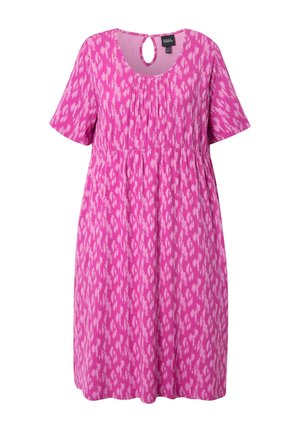 Rosa kjole med korte ærmer, prydet med et tekstureret mønster i lysere nuancer af rosa, rund halsudskæring og en nøglehul detalje i ryggen.