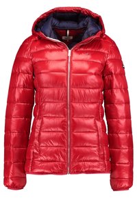 Giacca a vento rossa con zip frontale e cappuccio. Presenta una texture trapuntata, tasche laterali e un rivestimento interno blu a contrasto. Design leggero.