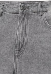 Nærbillede af grå denimjeans liv med bæltestropper, forlomme og metal knaplukning mærket "Pull & Bear Denim."