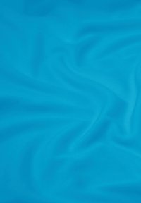 Un tissu turquoise lisse et lumineux avec une texture légère, présentant un drapé souple et de douces ondulations sur toute la matière.