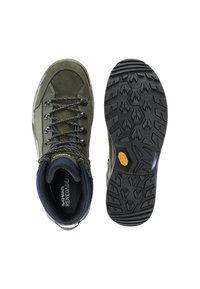Olívazöld túrabakancs fekete és szürke fűzőkkel, párnázott kék szegéllyel, részletes fekete talppal, amely mély barázdákkal és sárga logóval rendelkezik.