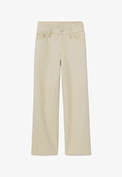 Jean large beige en coton robuste. Dispose de deux poches avant, d'une fermeture à bouton et de coutures plates pour une finition soignée.