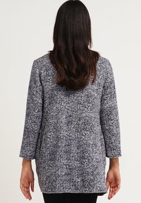 Námořnická a bílá vzorovaná kardigan s dlouhým rukávem, texturovaný materiál, rovný střih sahající po středu boků, s bočními kapsami.