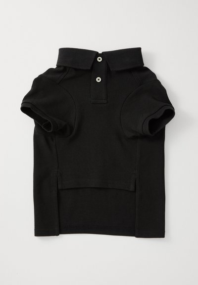 Polo shirt nera realizzata in tessuto testurizzato, con colletto a rib reverse, maniche corte e patta con due bottoni. Senza motivi o dettagli visibili.
